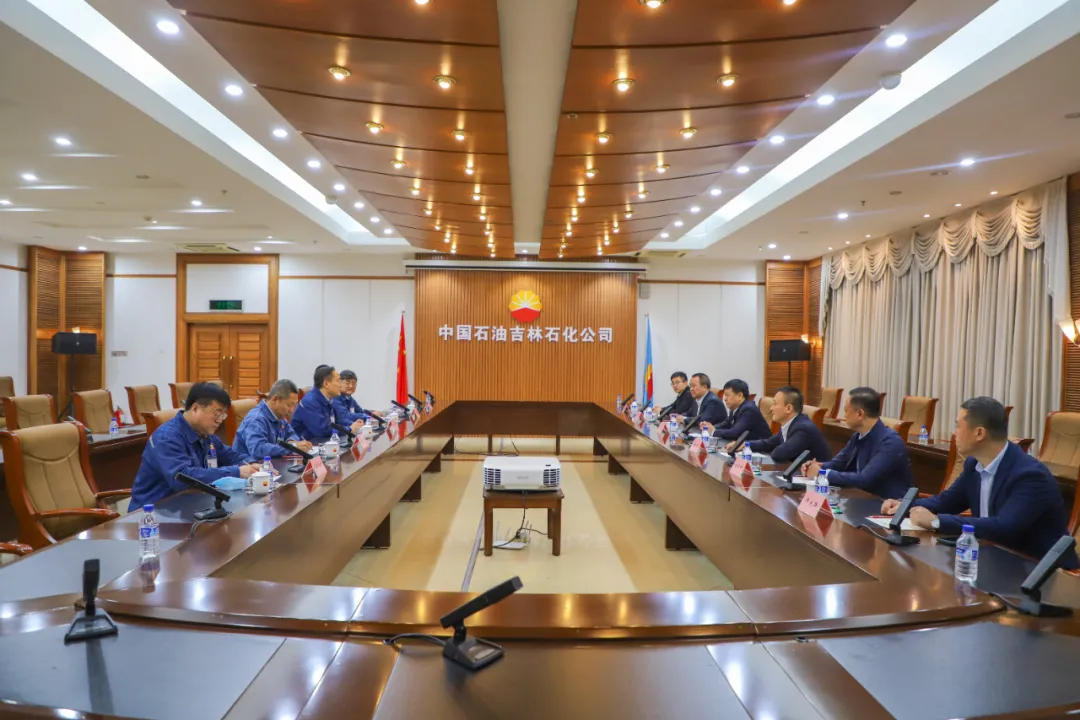 会上,吉林石化公司党委书记,执行董事金彦江介绍了企业发展情况,特别
